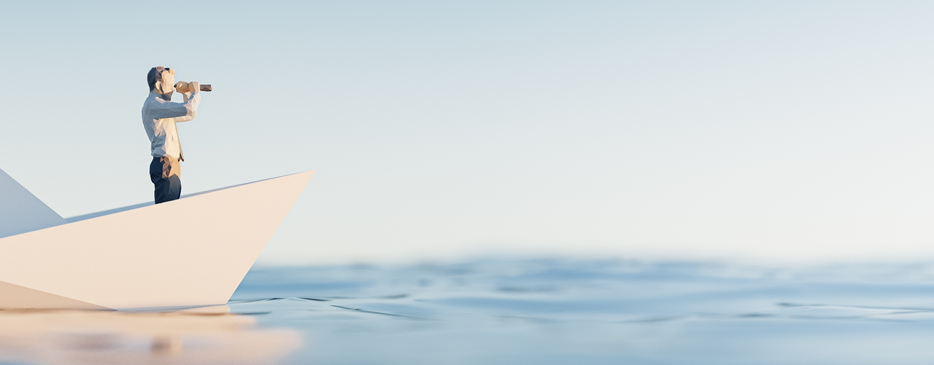 Mann auf Boot schaut mit Fernglas in den Horizont