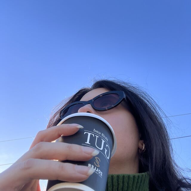 Yelyzaveta trinkt Kaffee
