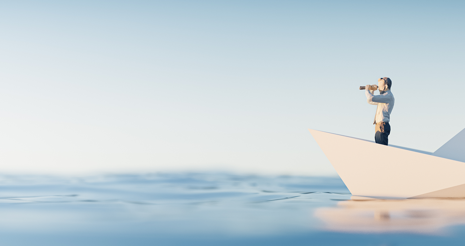 Mann auf Boot schaut mit Fernglas in den Horizont